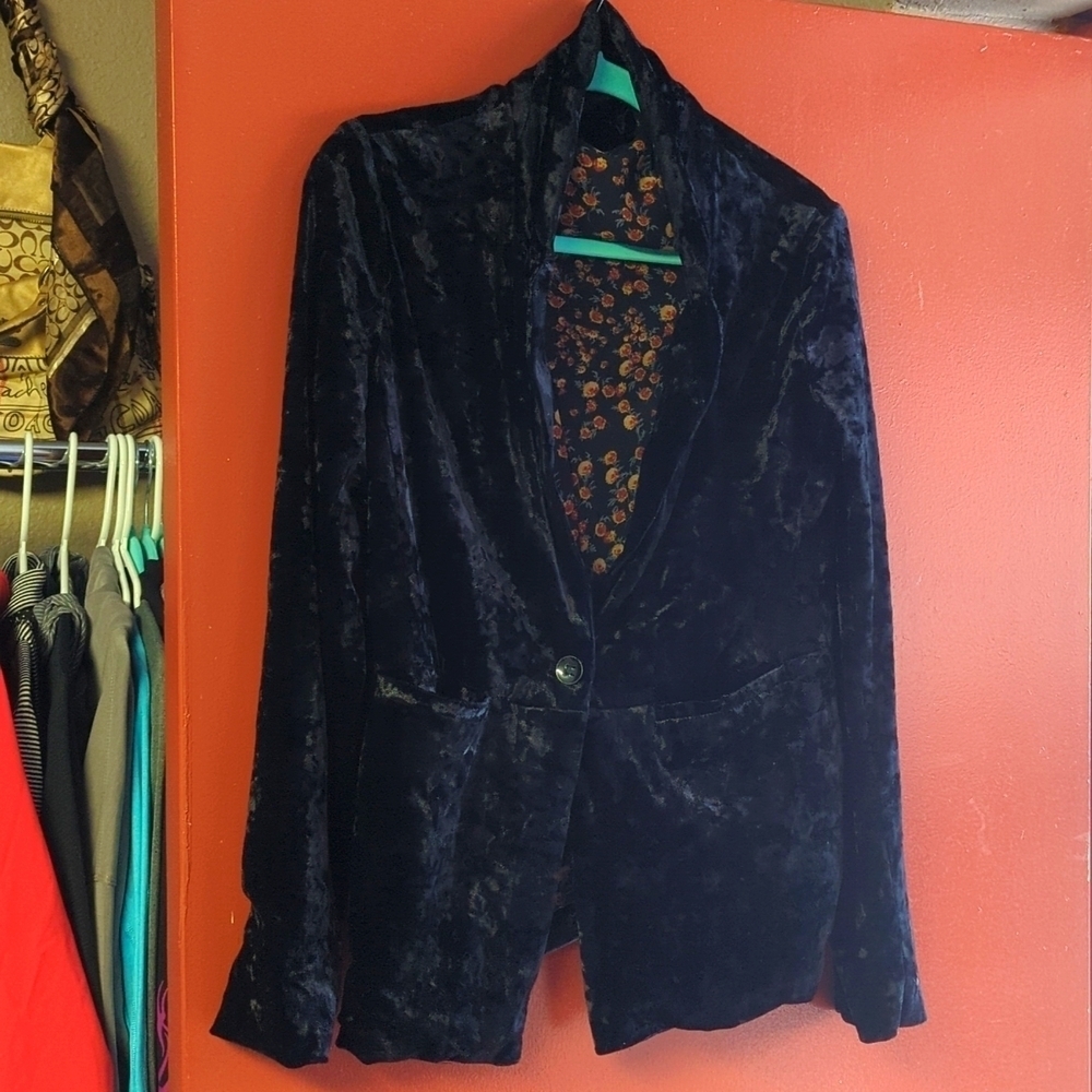 Sanctuary black velvet blazer style jacket.